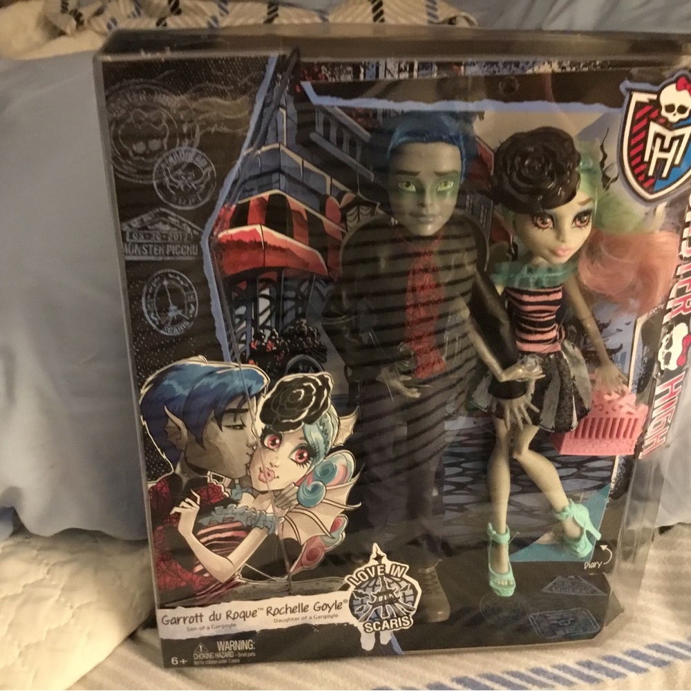 Monster High Garrott Du Rogue Rochelle Goyle Love In Scaris Doll Set ToysRUs Exc